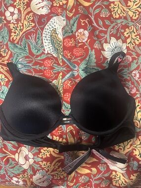 Victoria's Secret Black T-Shirt Bra - Smooth Molded Cups very sexy push up